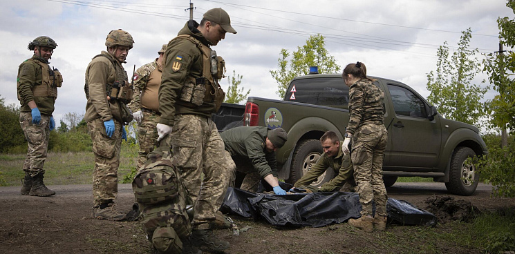 Боевики ВСУ делят окопы с трупами сослуживцев: ситуация на фронте ухудшается, добровольцев у Киева нет — Spiegel 
