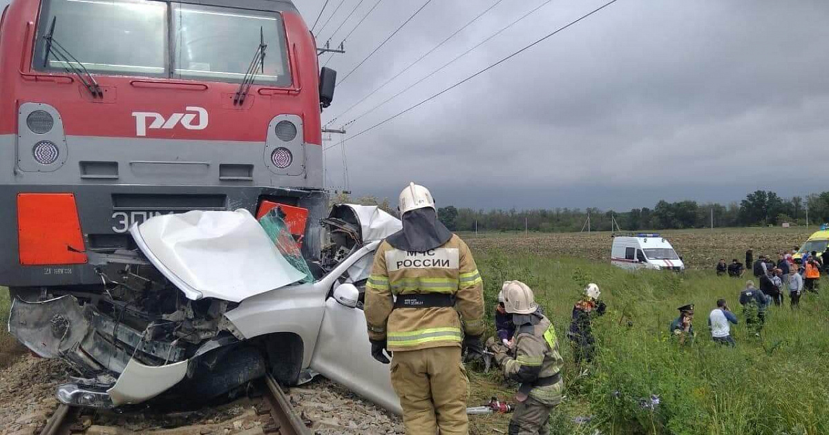 В ДТП на железнодорожном переезде в Анапе погибли 2 человека