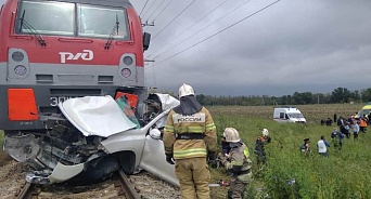 В ДТП на железнодорожном переезде в Анапе погибли 2 человека