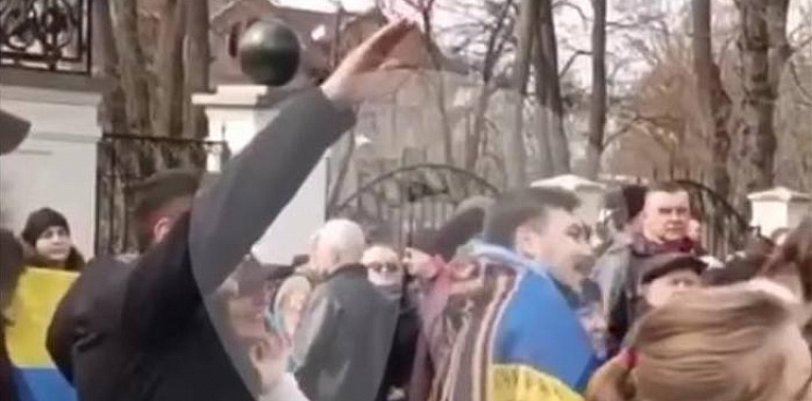 «Хуже уже не будет?» Укронацисты зигуют и танцуют под звон православных колоколов - ВИДЕО