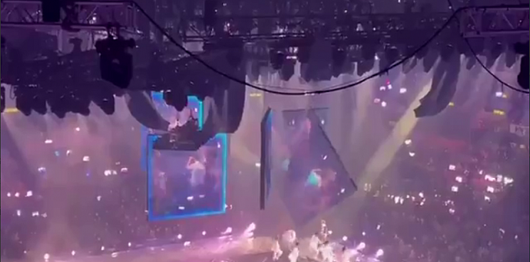 В Гонконге во время концерта на танцора упал громадный экран - ВИДЕО 18+