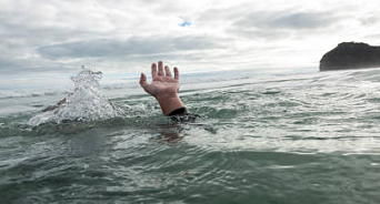 «Молодцы, парни!» На Кубани спасатели вытащили мужчину из моря во время шторма – ВИДЕО
