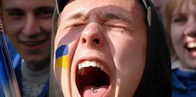 «Желающий «резать русню» до сих пор не задержан?» В Крыму агрессивный «ждун-террорист» изводит жителей украинским гимном и песнями - ВИДЕО