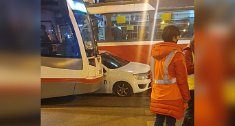 В Краснодаре такси с четырьмя пассажирами застряло между двумя трамваями