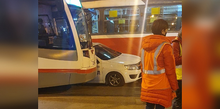 В Краснодаре такси с четырьмя пассажирами застряло между двумя трамваями
