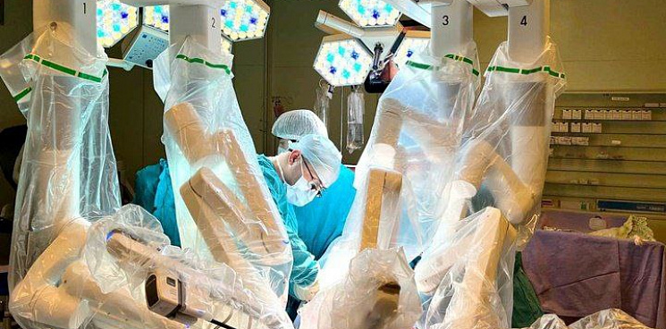«Золотые руки!» В Краснодаре хирурги впервые сделали уникальную операцию пациенту из Индонезии с синдромом «щелкунчика»