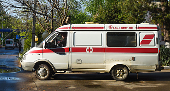 На Кубани задержали агрессивного водителя красного «Гелика» - он пытался разбить машину Скорой помощи