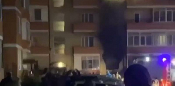 В Краснодаре сотрудники МЧС спасли 14 человек из горящего дома