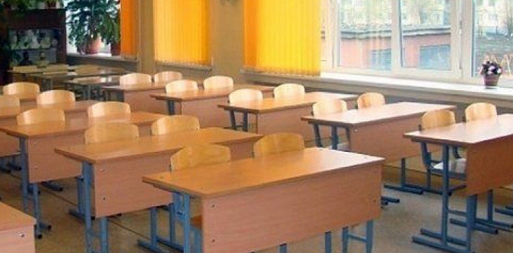 В Крыму учитель школы уволилась, из-за буквы «Z» на футболке ученицы