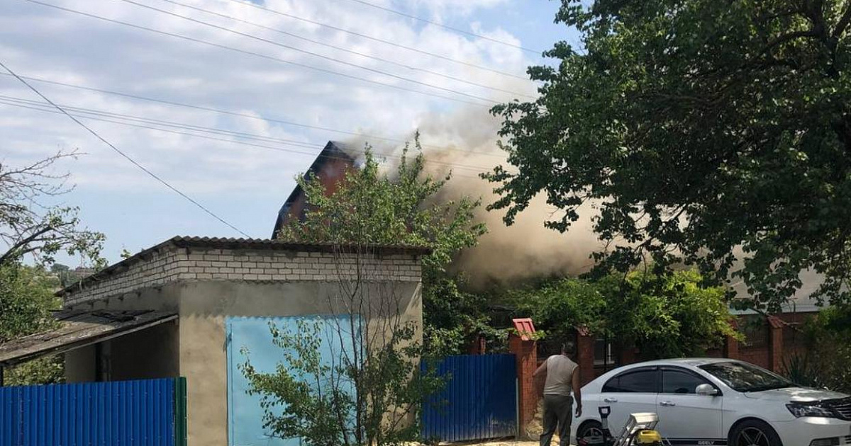 В станице Анапской загорелся частный дом на Кубани