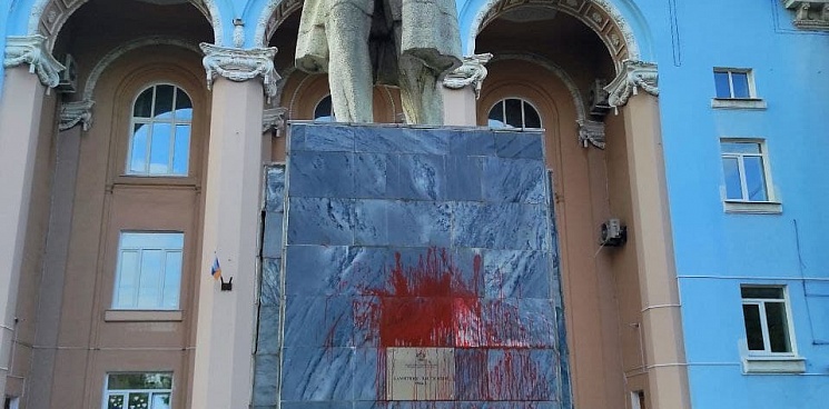 В Краснодаре облили краской постамент памятника Ленину