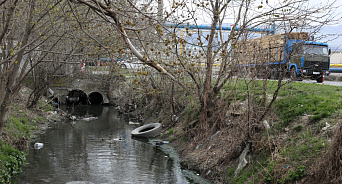 «Свалке быть?» Минприроды Краснодарского края официально признали, что реку Цемес загрязняет мусорный полигон