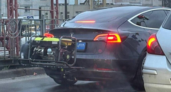 «Хочешь жить - умей вертеться!» По Киеву ездит автомобиль Tesla с прикрученным генератором 