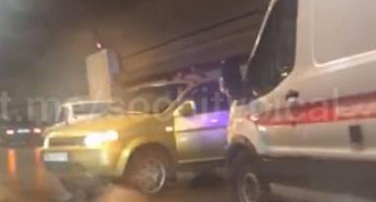 В Сочи в тоннеле произошла массовая авария - столкнулись четыре автомобиля