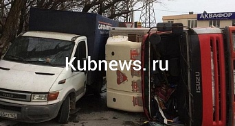 В Новороссийске опрокинулся грузовик холодильников, задев другой грузовик