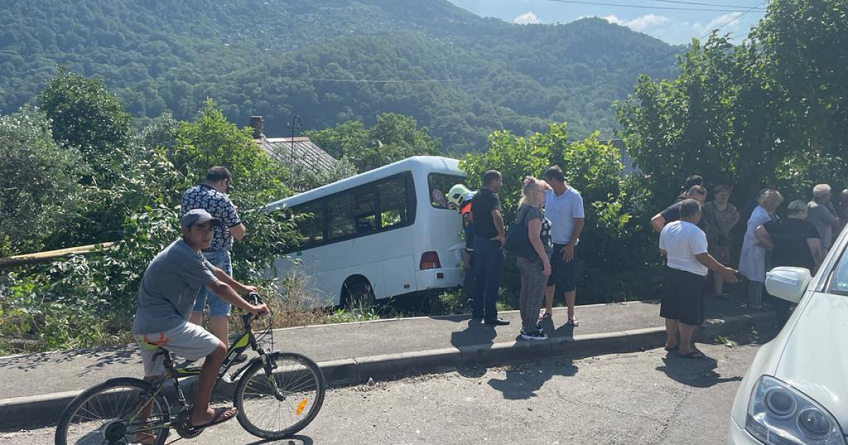 В Сочи в результате аварии с пассажирским автобусом пострадали 12 человек 