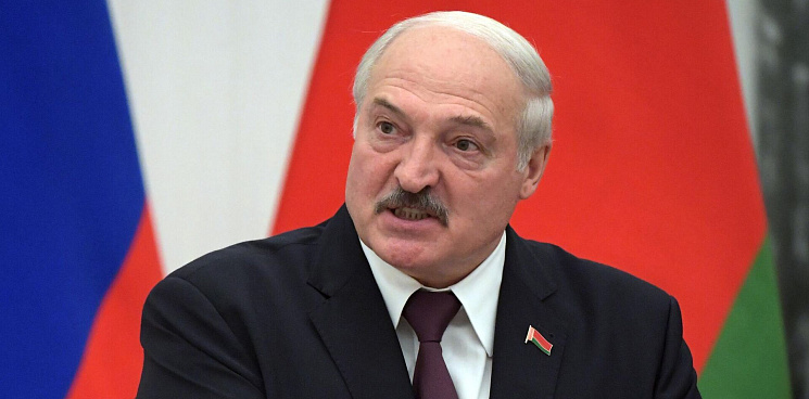 «Лукашенко забыл или соврал?» Глава Белоруссии предупреждал Киев о возможном начале «бойни» в 2022 году, а сейчас отрицает то, что обсуждал с Путиным начало войны