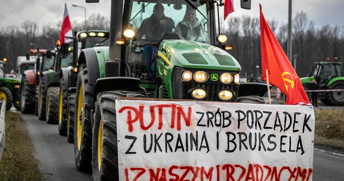 «Путин придёт – порядок наведёт!» Польские фермеры блокируют зерно на границе с Украиной, одного из них за плакат скрутила полиция