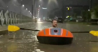 В Краснодаре люди плавают на лодках по затопленной дождем улице