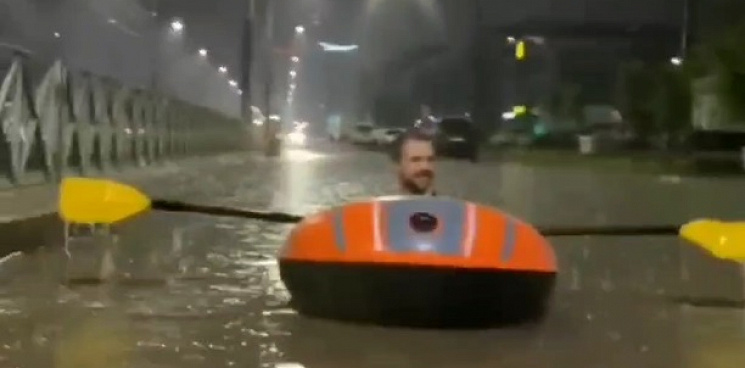В Краснодаре люди плавают на лодках по затопленной дождем улице
