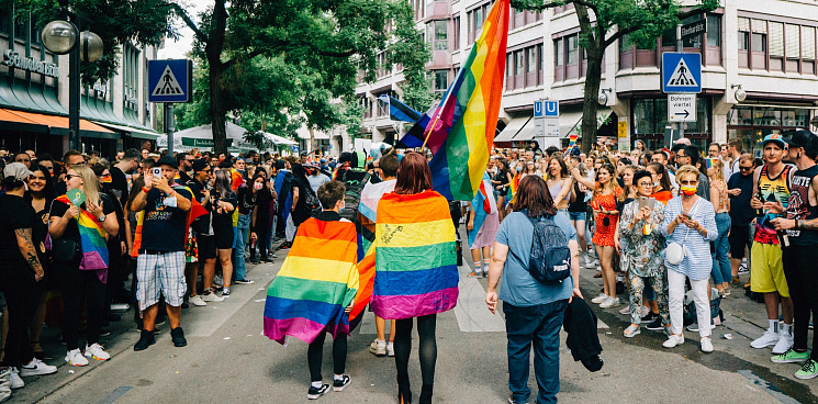 «Как стать “хорошим русским”»?» На ЛГБТ-параде в Праге украинку оскорбил герб России на радужном флаге