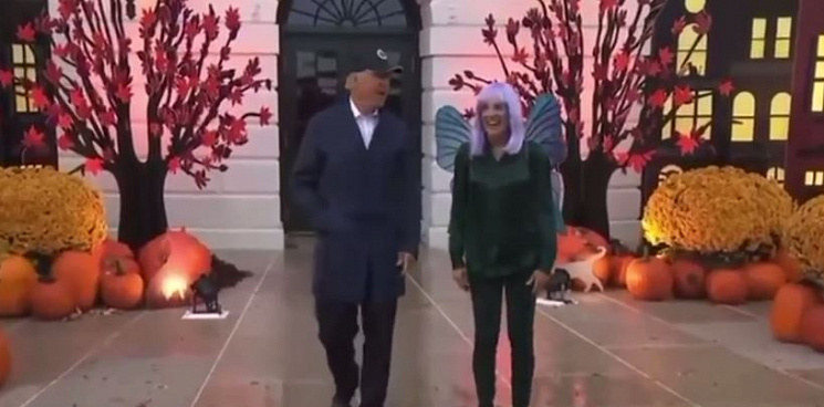 «Хэллоуин должен пугать!» Байден в костюме пожилого человека и его жена в образе помятой бабочки шокировали мир – ВИДЕО