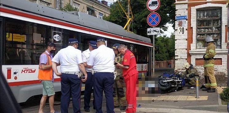 В Краснодаре мотоциклист врезался в трамвай и погиб на месте