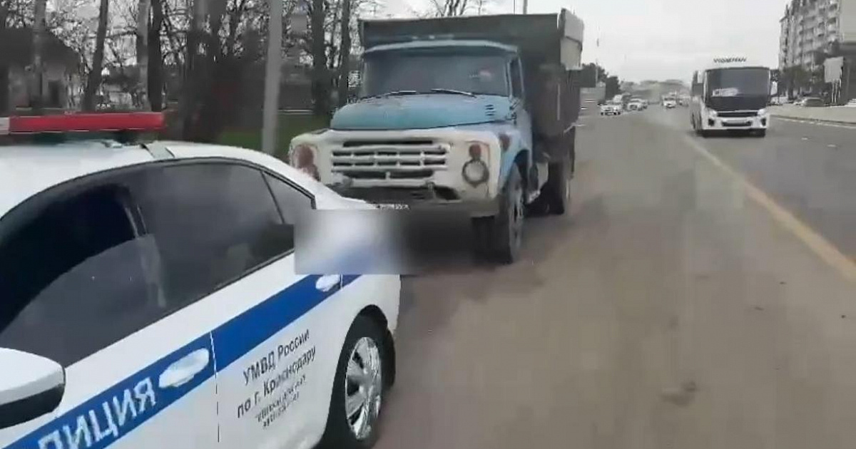 Полицейские Краснодара изъяли самосвал у нелегального перевозчика мусора