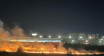 «Поджог или случайность?» Ночью в Краснодаре пожар стремительно охватил большую площадь около супермаркета – ВИДЕО