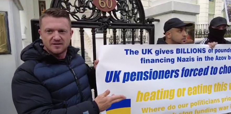 «Хватит спонсировать украинский нацизм!» В Британии известный активист устроил протест под посольством Украины – ВИДЕО 