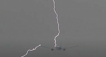 В Краснодаре молния ударила в самолет во время посадки