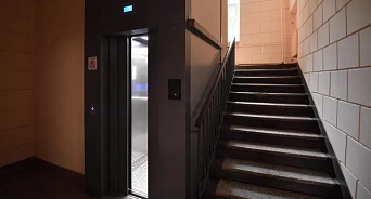 «Оборвался трос лифта - внутри были люди!» В Краснодаре жители новостройки пожаловались на ремонт
