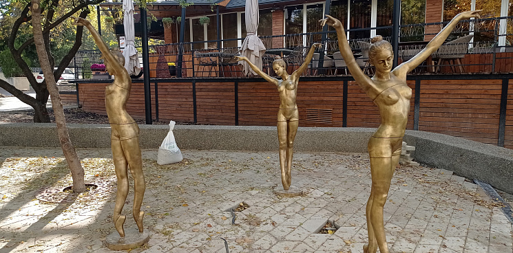 «Мы воюем, а не воруем»: жители Геленджика заподозрили мэрию в краже авторских прав скульптора из недружественной страны