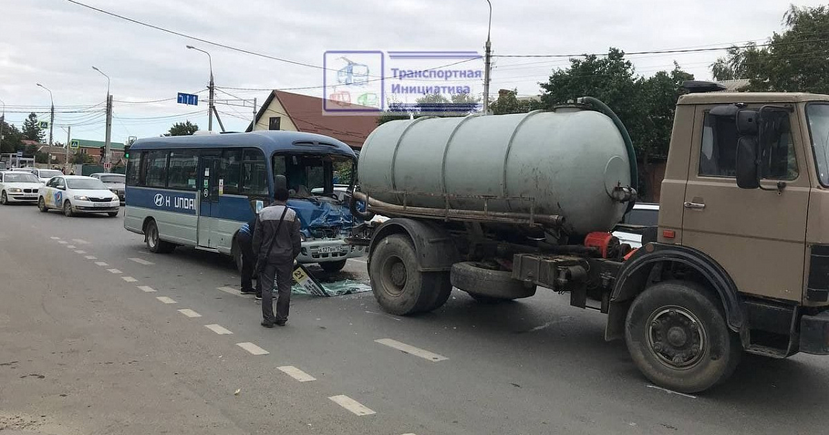 Маршрутка в Краснодаре врезалась в грузовик, водителя зажало в салоне