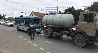 Маршрутка в Краснодаре врезалась в грузовик, водителя зажало в салоне