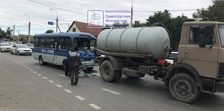 Маршрутка в Краснодаре врезалась в грузовик, водителя зажало в салоне