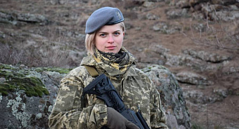 «Забеременела? Рожай в окопе!» На Украине показали дизайн военной формы для беременных женщин