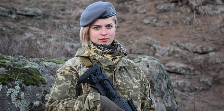 «Забеременела? Рожай в окопе!» На Украине показали дизайн военной формы для беременных женщин
