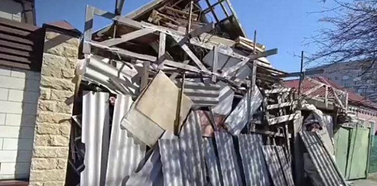 «Проклятый старый дом»: в Краснодаре обратили внимание на жуткий дом из мусора - ВИДЕО