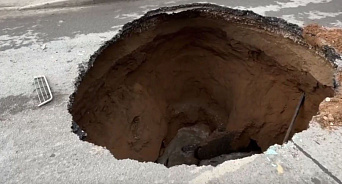 «Все по статье пойдёте!» На Кубани 9-летний мальчик провалился в яму, люди винят в произошедшем рабочих - ВИДЕО