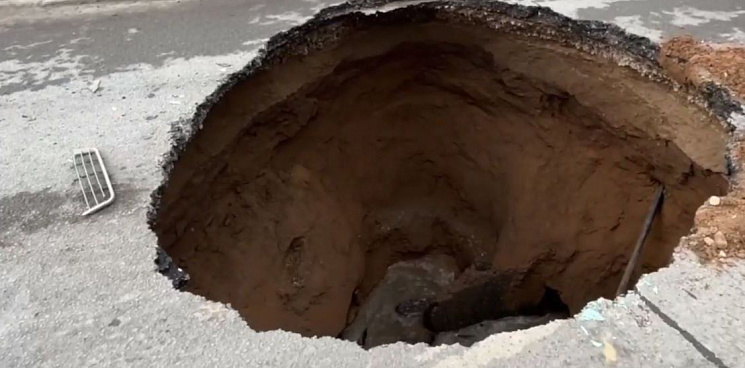 «Все по статье пойдёте!» На Кубани 9-летний мальчик провалился в яму, люди винят в произошедшем рабочих - ВИДЕО