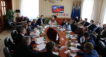 На круглом столе представители власти и бизнеса не смогли выяснить кто производит эвакуацию автомобилей в Краснодаре