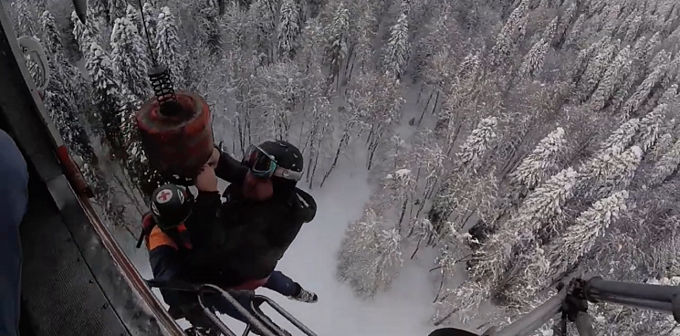 В Сочи спасатели на вертолёте эвакуировали пропавшего в горах сноубордиста 