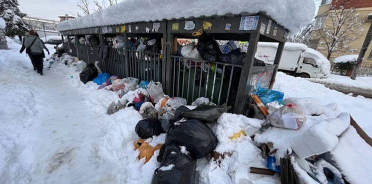 В Краснодаре мусор с площадок не вывозят четвертые сутки