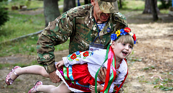 «Маленькая жертва пропаганды намалювала правду!» На Украине школьница нарисовала «украинскую правду», которая заключается в матерной ругани в адрес президента России - ВИДЕО