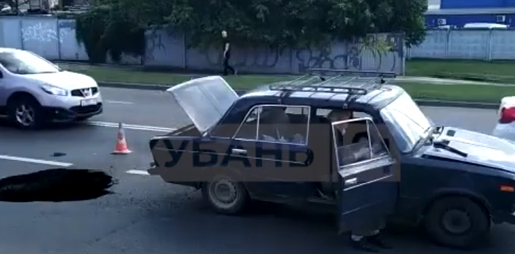 Асфальт ушел из-под колес: авто провалилось в дыру на дороге в Краснодаре