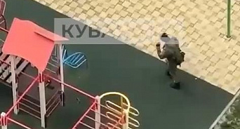 Внимание жителей Краснодара привлек мужчина с ножом и в камуфляже на детской площадке