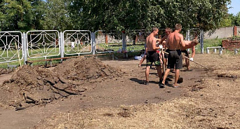 «Пока власти бездействуют, люди берутся за лопаты!» В кубанской станице местные жители начали восстанавливать единственную летнюю площадку для отдыха 