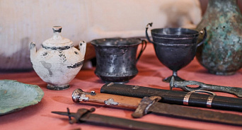 В Краснодаре изъятые у «черных археологов» находки отдали музею «Фанагория»