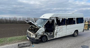 В Ростовской области микроавтобус с гражданами ДНР столкнулся с КамАЗом